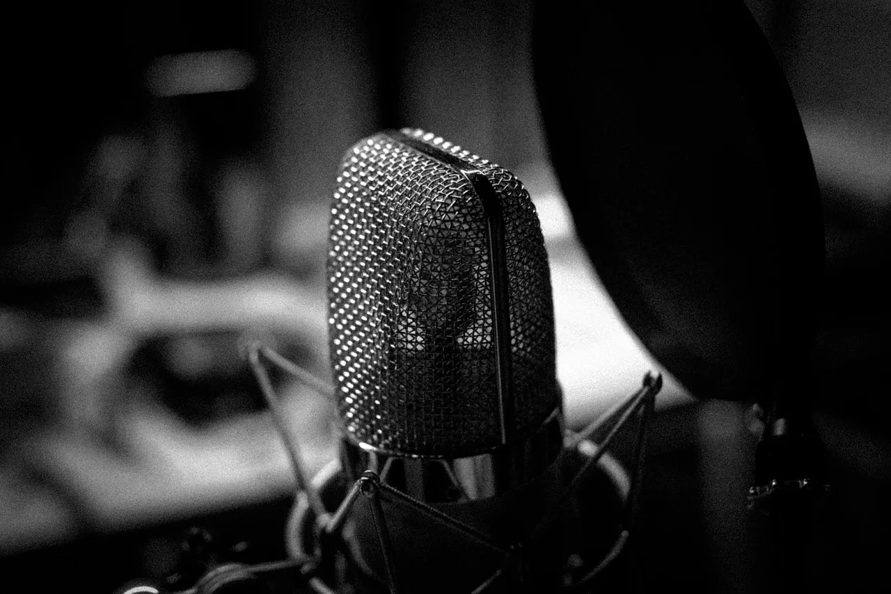 music, microphone, black and white, microphone, microphone, microphone, microphone, microphone